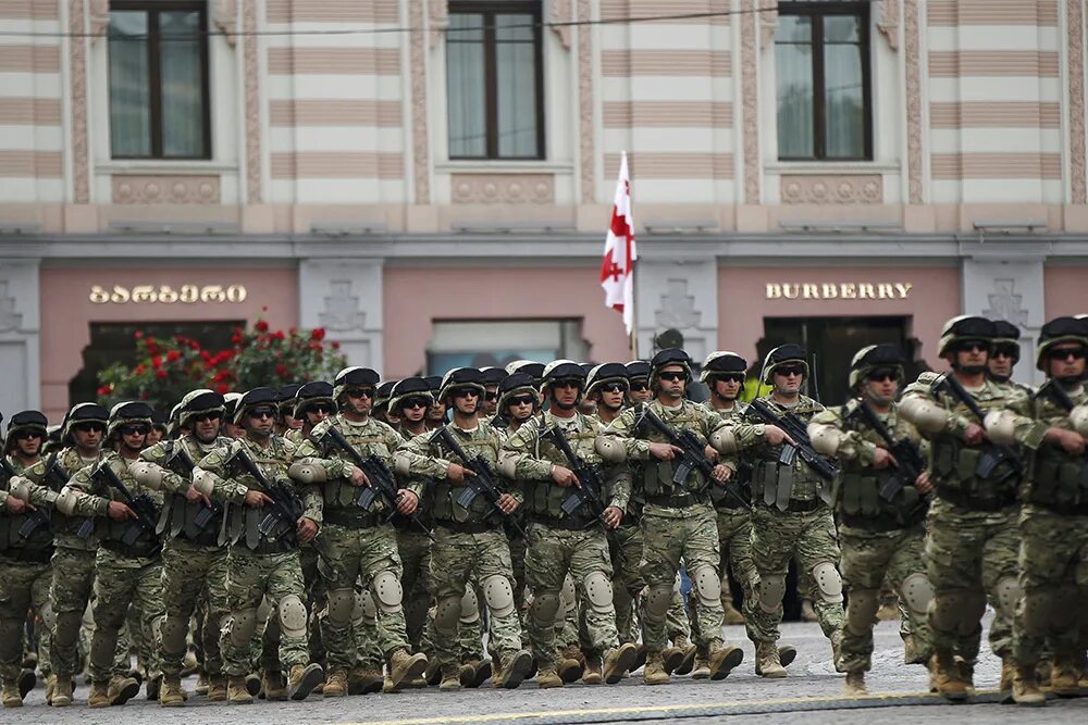 Грузины солдаты. Военный парад в Грузии. Солдаты Грузии. Грузинские военные. Грузинская армия.