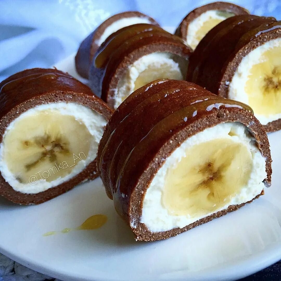Банан творог рулет. Десерт из банана. Десерт с бананом и творогом. Десерт с бананом без выпечки. Десерт банан с шоколадом.