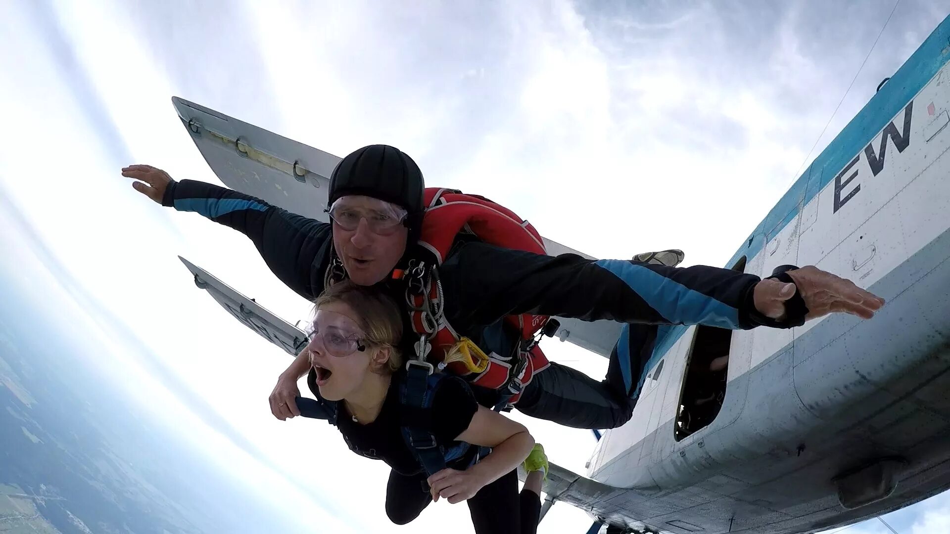 Досааф красноярск прыжок с парашютом. Парашют. Змеево прыжки с парашютом. Змеево прыжки с парашютом. Змеево прыжки с парашютом.