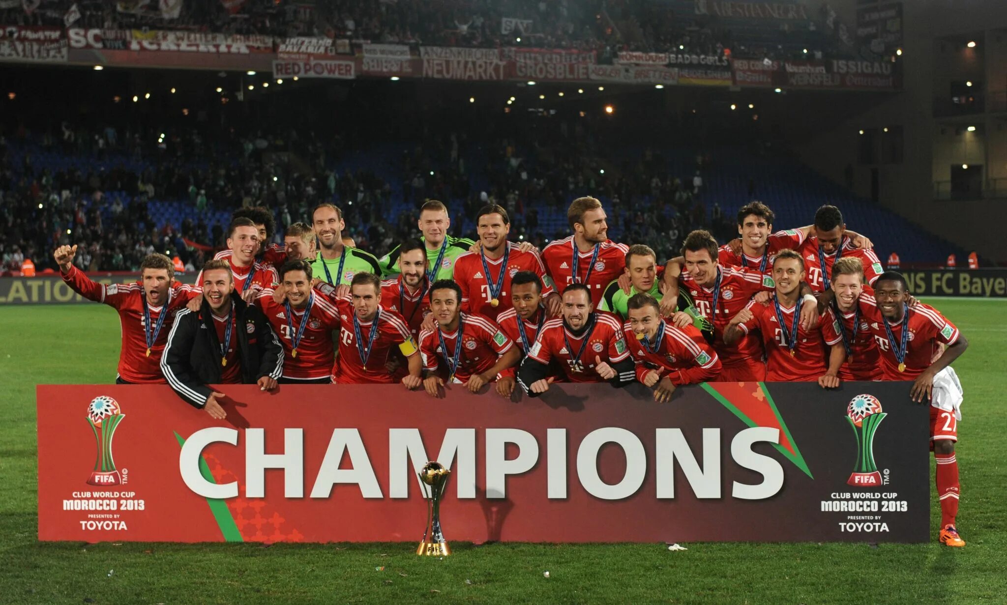 Champions 2013. Champions 2013. Бавария с кубком. Champions 2013. Bayern munich 2012 xi.