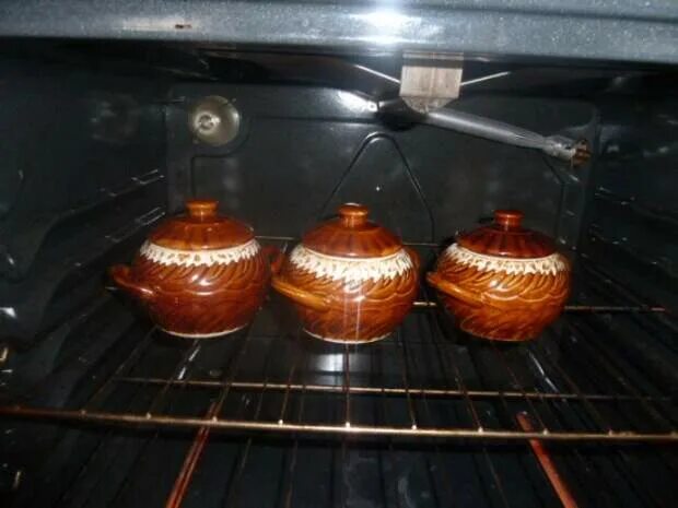горшочки ставить в разогретую духовку