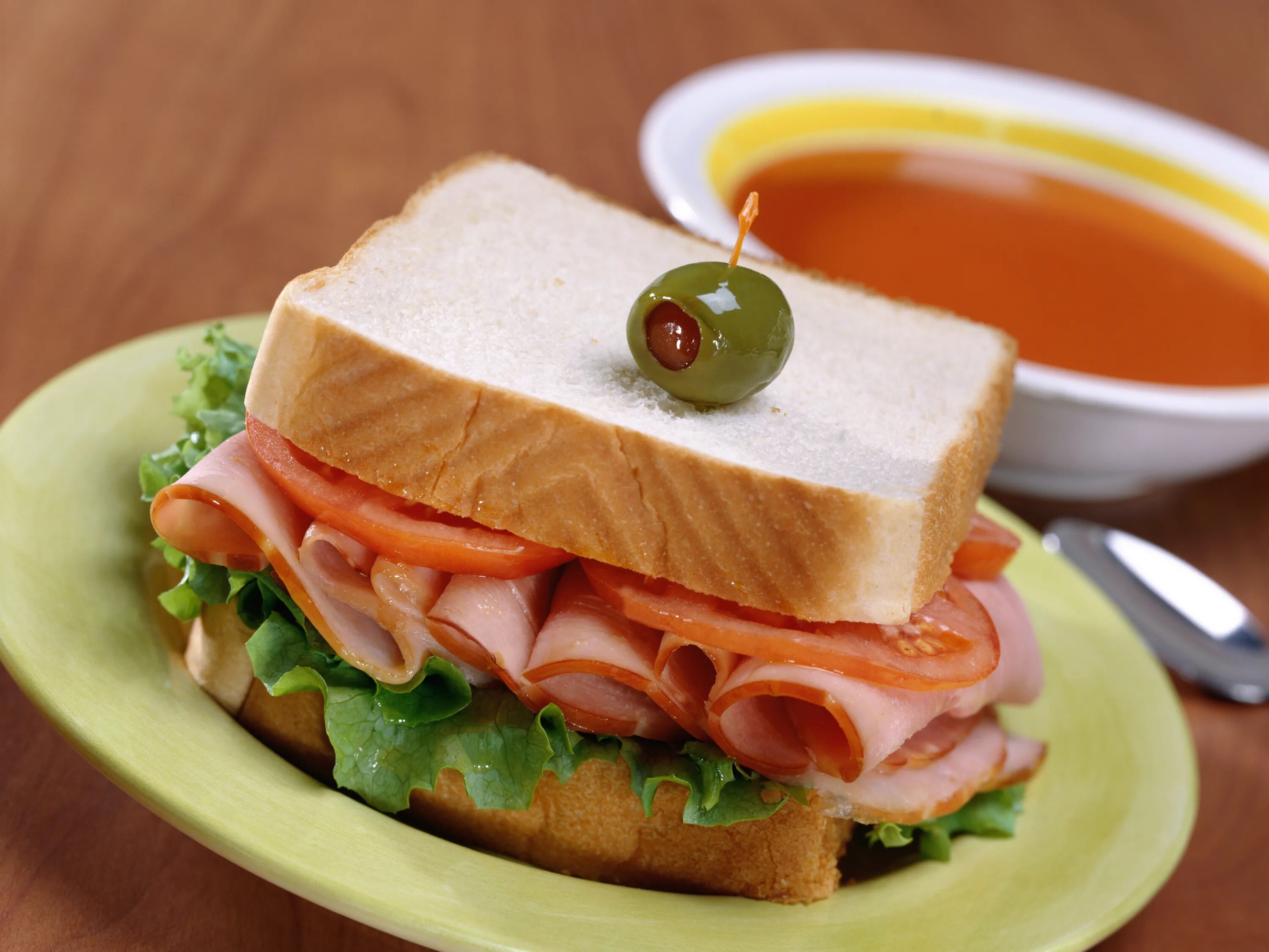 Перекус бутерброд с сыром и помидором и чай. Закрытые бутерброды. Бутерброд история происхождения. История бутерброда. Почему бутерброд.