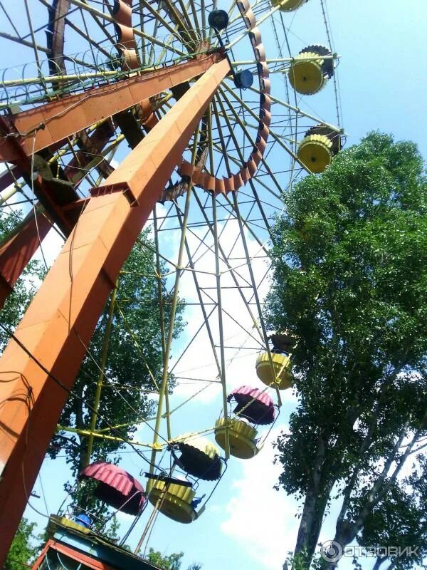 Цепочная карусель тропикана. Аттракционы в кинешме. Парк 1 мая луганск 2022. Парк 1 мая аттракционы. Брест парк аттракционов.