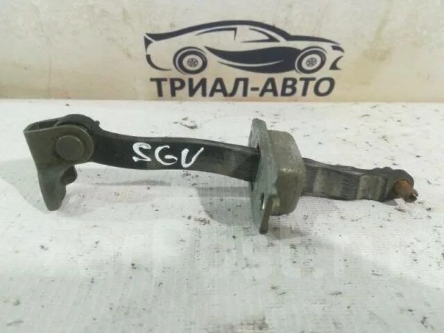 81810-65j02. Suzuki 8181065d00 ограничитель двери g vitara. Suzuki 8181065d00 ограничитель двери g vitara. Suzuki 8181065j02 деталь. Ограничитель дверей гранд витара.