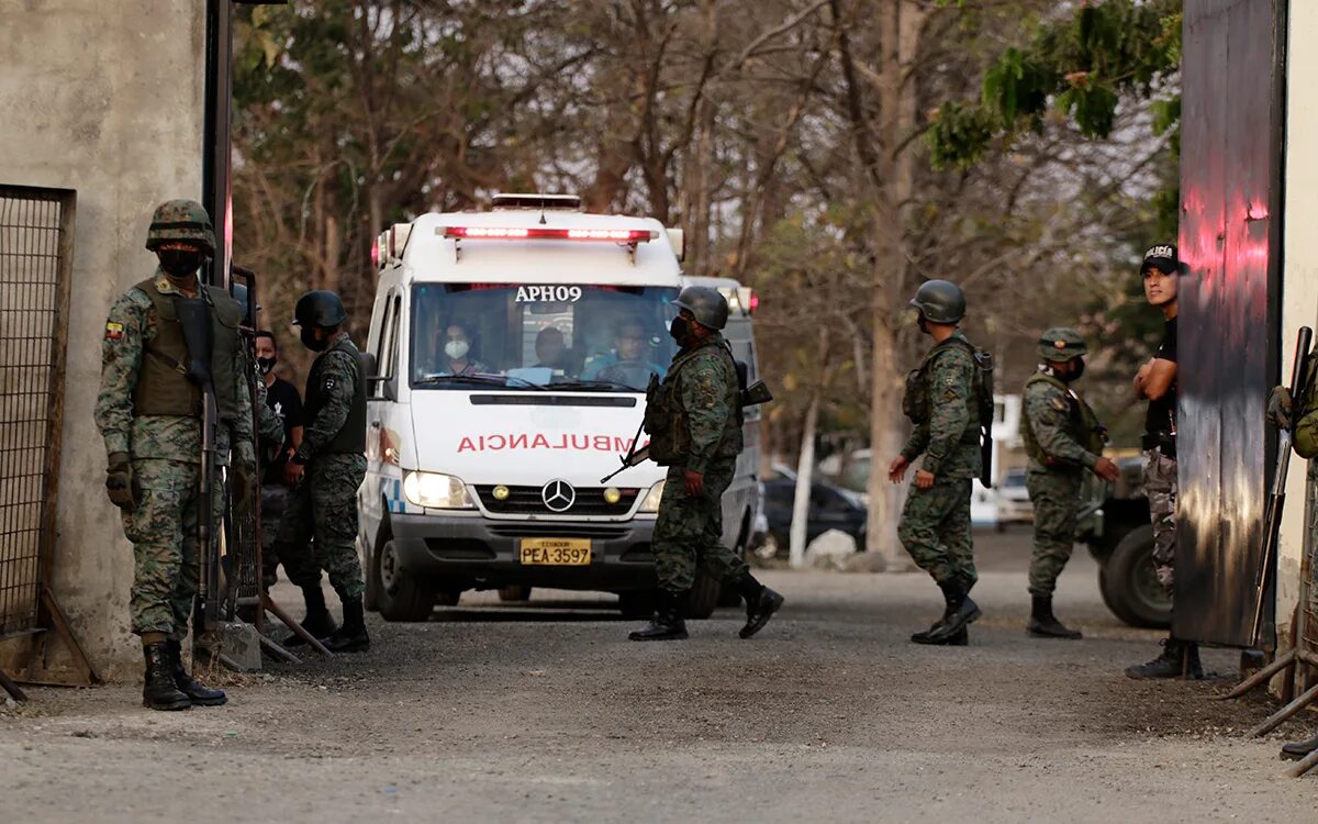 В эквадоре число жертв тюремного бунта. Протесты в эквадоре индейцев. Беспорядки в эквадоре видео. Беспорядки в эквадоре видео. Столкновениях в тюрьме эквадора.