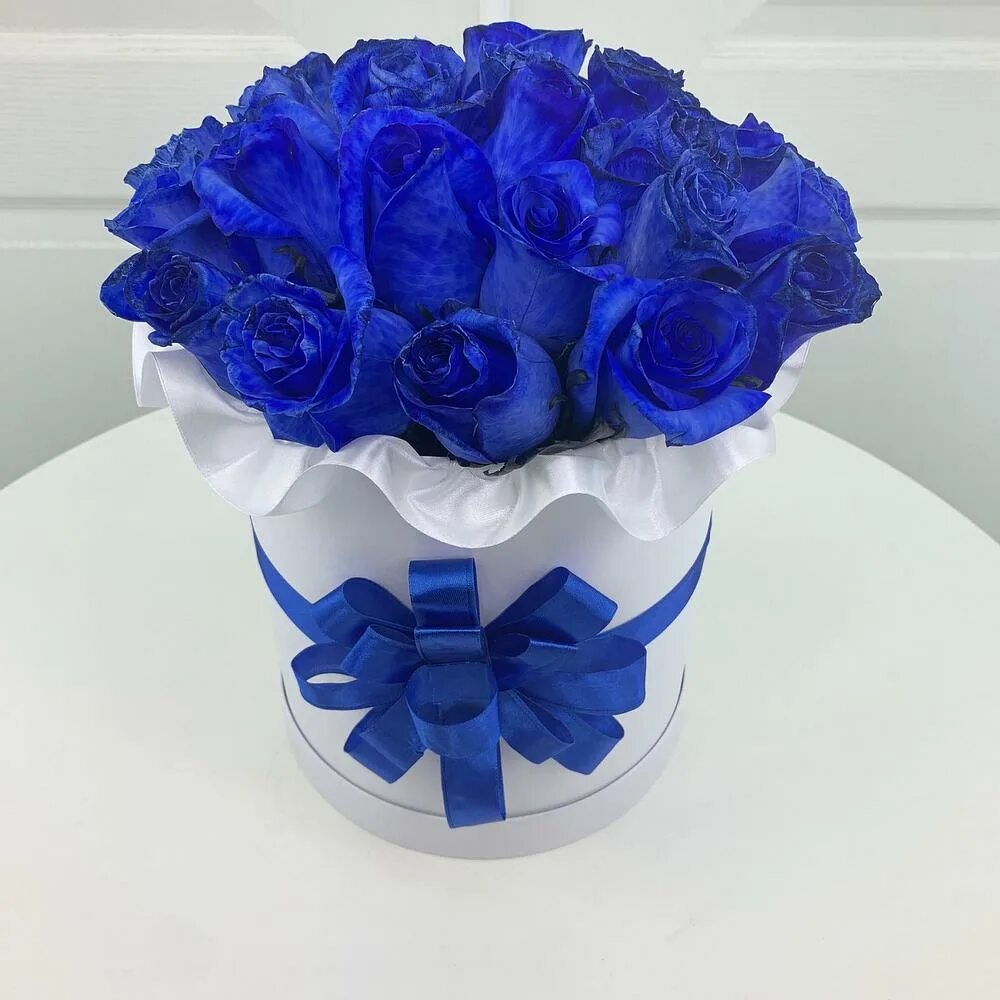 Синяя 25. Синие розы в коробке. Синий букет в коробке. Синие розы в шляпной коробке. Коробка с синими розами.