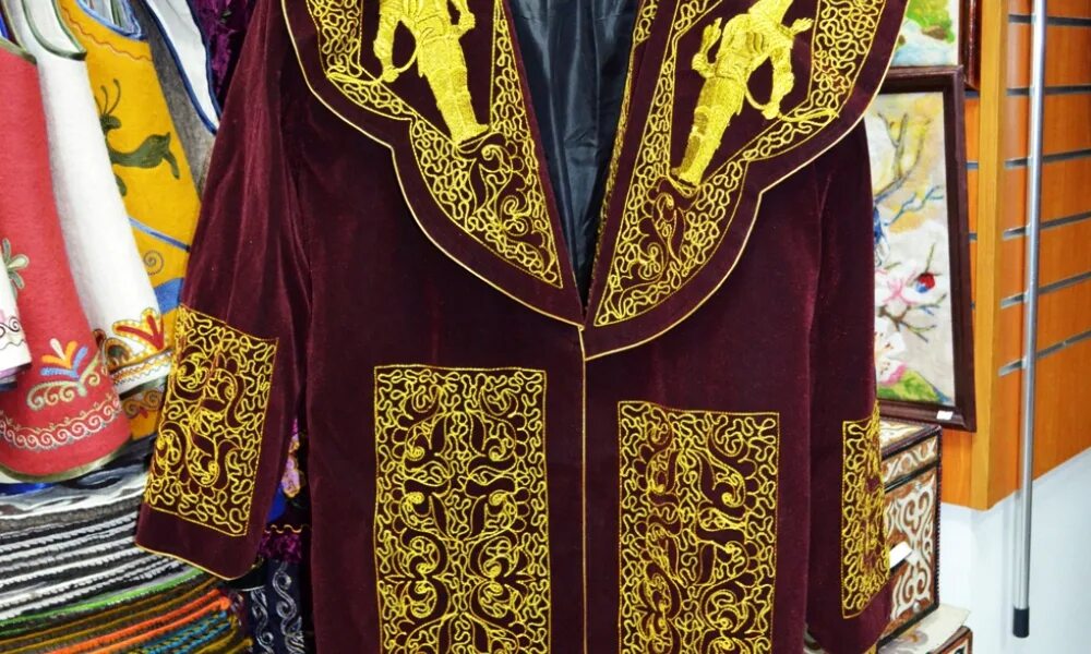 Чапан казахский. Шапан казахская одежда. Чапан камзол казахский. Национальный чапан Кыргызстан. Казахская Национальная одежда чапан.
