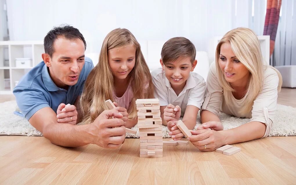 Играем вместе семья. Настольная игра «о семье». Дети играющие в настольные игры. Семейные игры с детьми. Настольные игры дети с родителями.