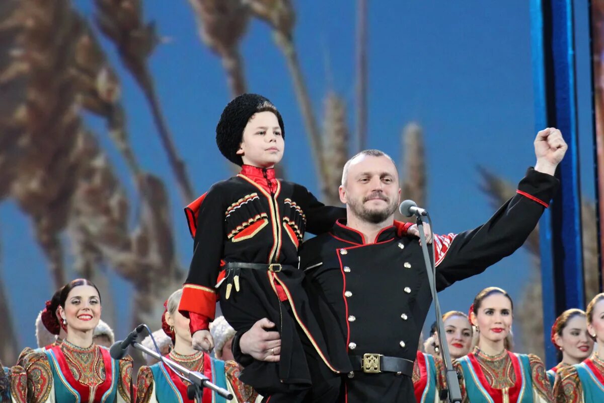 Солист кубанского казачьего