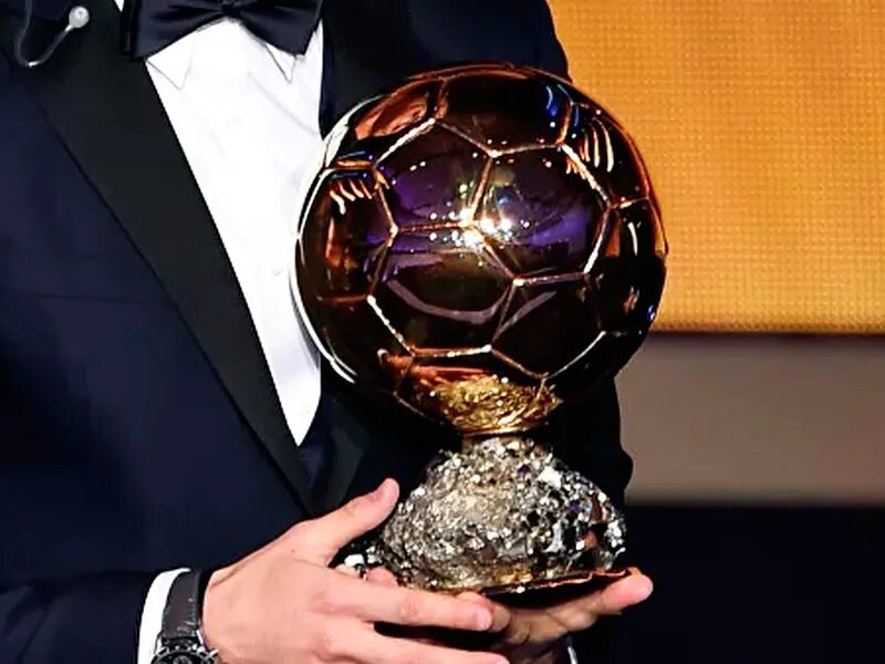 Самой дорогой мяч. Бензема золотой мяч. Золотой мяч ФИФА баллон дор. Награда золотой мяч. Самый дорогой мяч в мире.