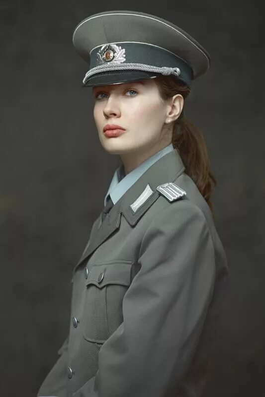 Женщина в форме доминирует. Гестаповка Барбара. Женщины в немецкой форме. Девушка офицер. Немецкие девушки в военной форме.