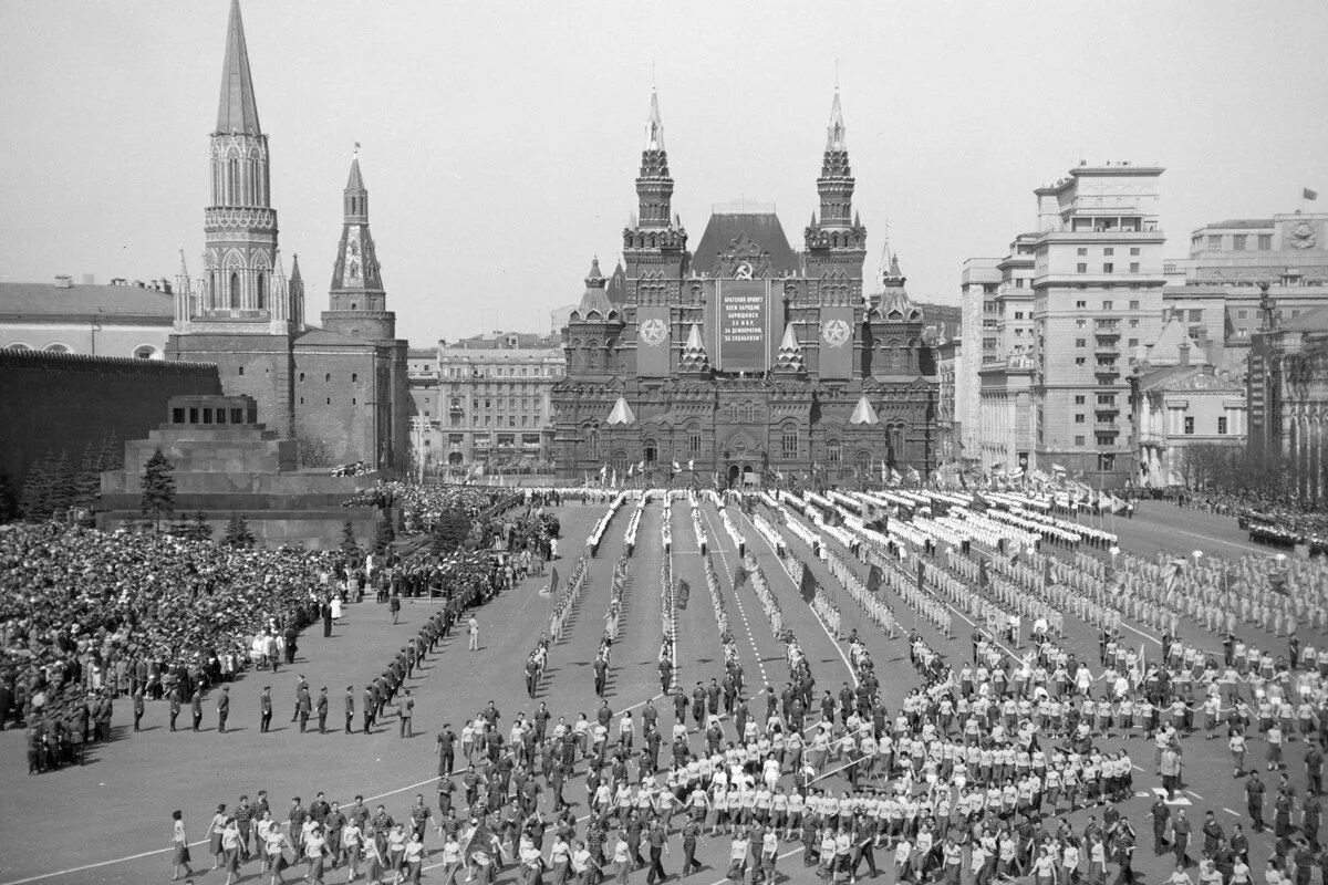 1958 год россия. Красная площадь в СССР 1950г. Красная площадь парад 1950. Москва Советский Союз красная площадь. Москва красная площадь 1960 год.