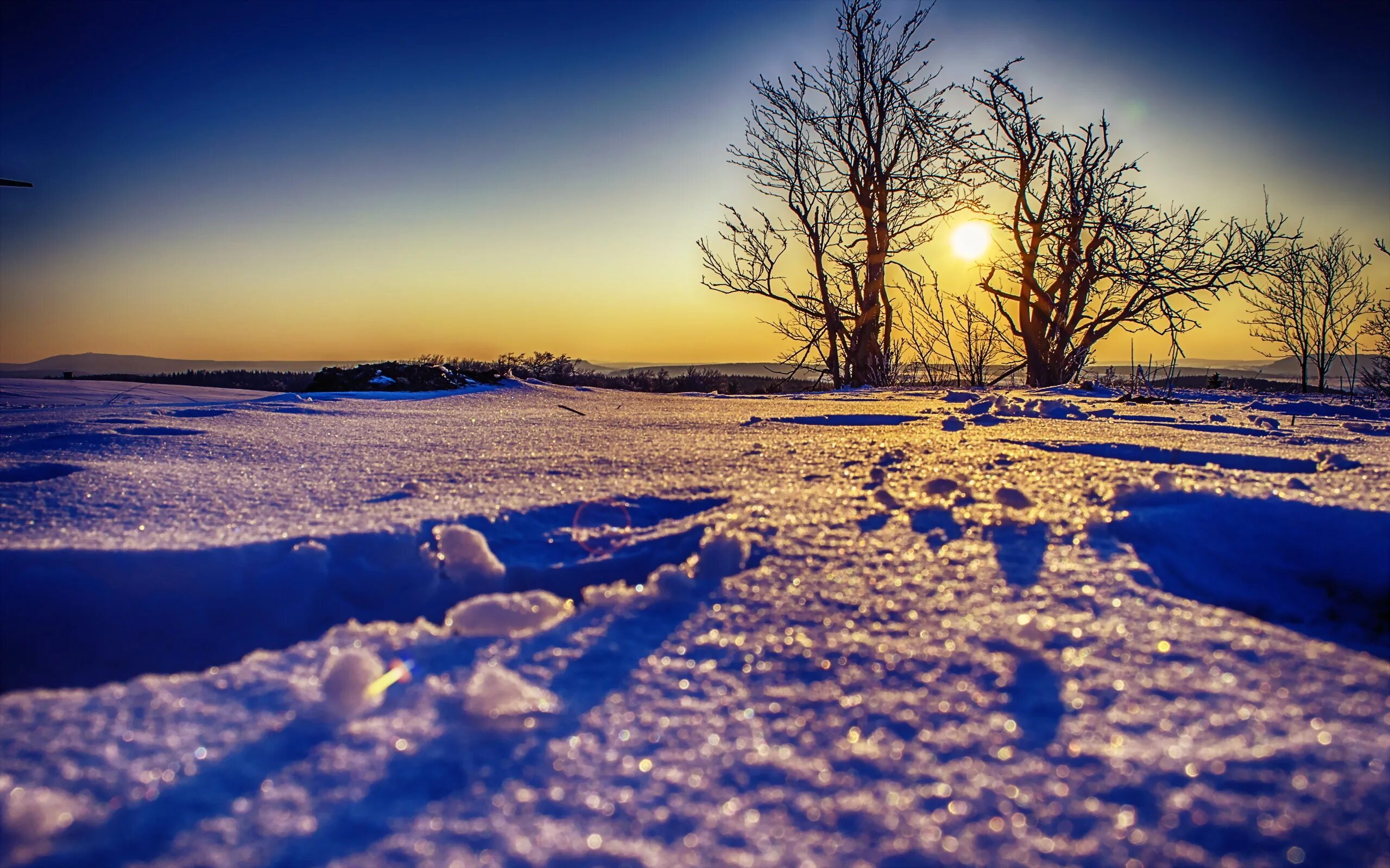 Снег и солнце. Солнце зимой. Зимний рассвет. Утро зимой. Солнце играет на снегу