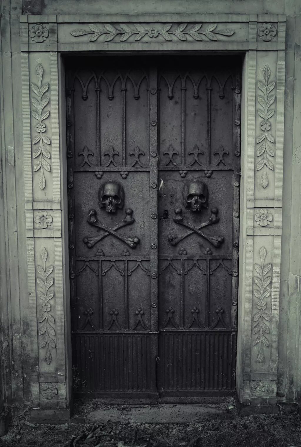 Жуткие двери. Страшная дверь. Двери в готическом стиле. Старинная металлическая дверь. Старинная дверь.