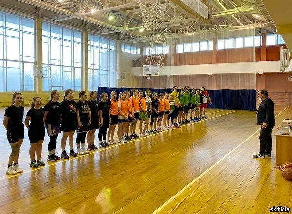 урок физкультуры рисунок для детей. физкультура в садике. учитель по физкультуре для дошк. учитель физкультуры в детском саду. ходьба на веревках в детском саду.