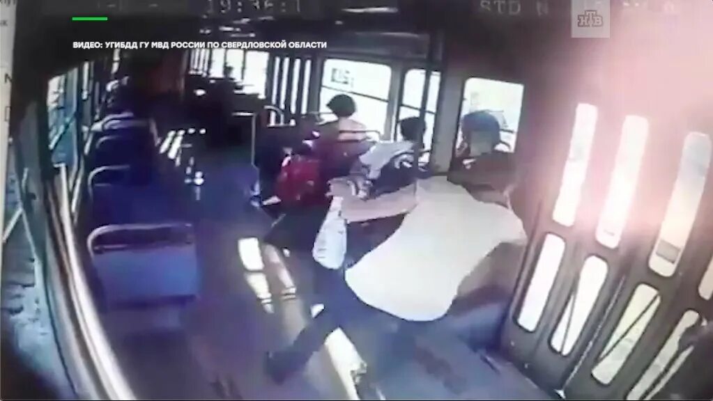 Пассажиры упавшего автобуса. Упал в общественном транспорте. пассажиры в трамвае. падение пассажира в автобусе.