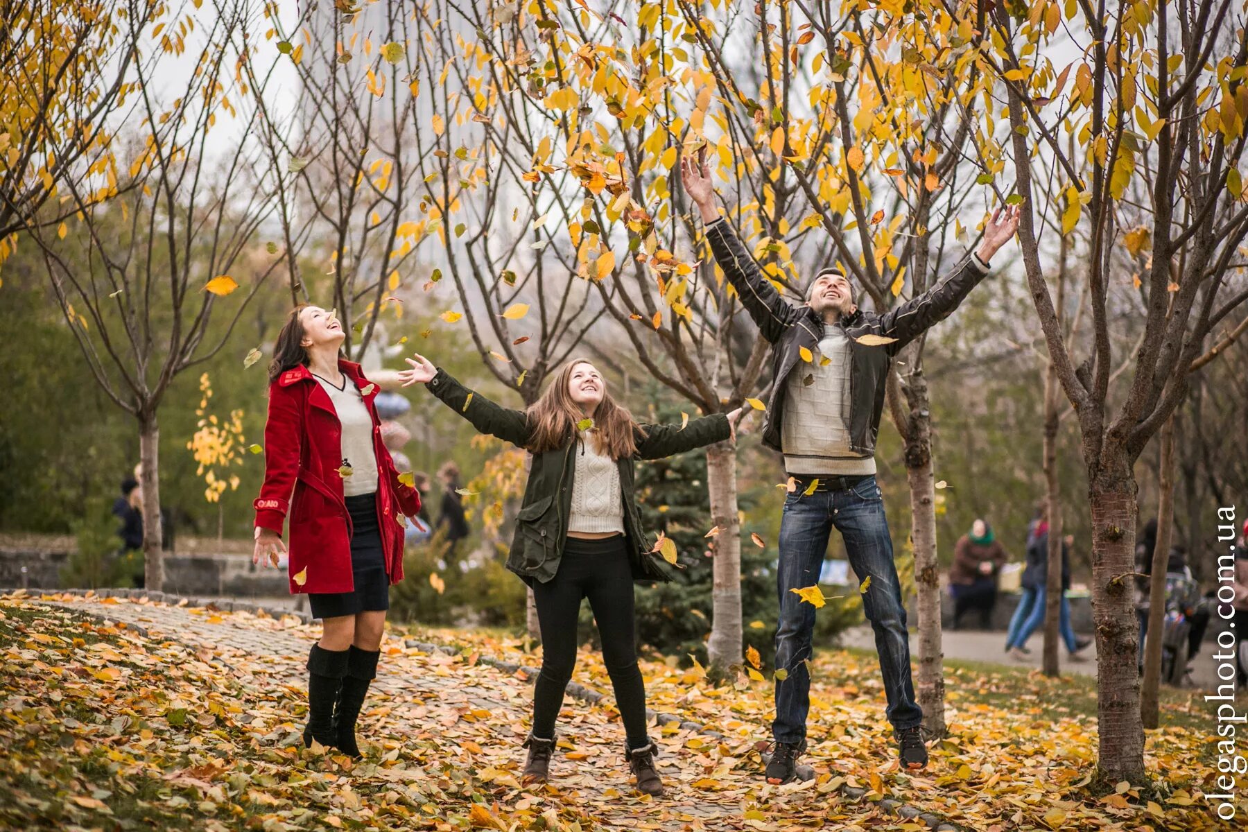 Группа осенний. Подростки осень. Осенняя прогулка фотосессия. Осенняя прогулка с друзьями. Люди осени группа.