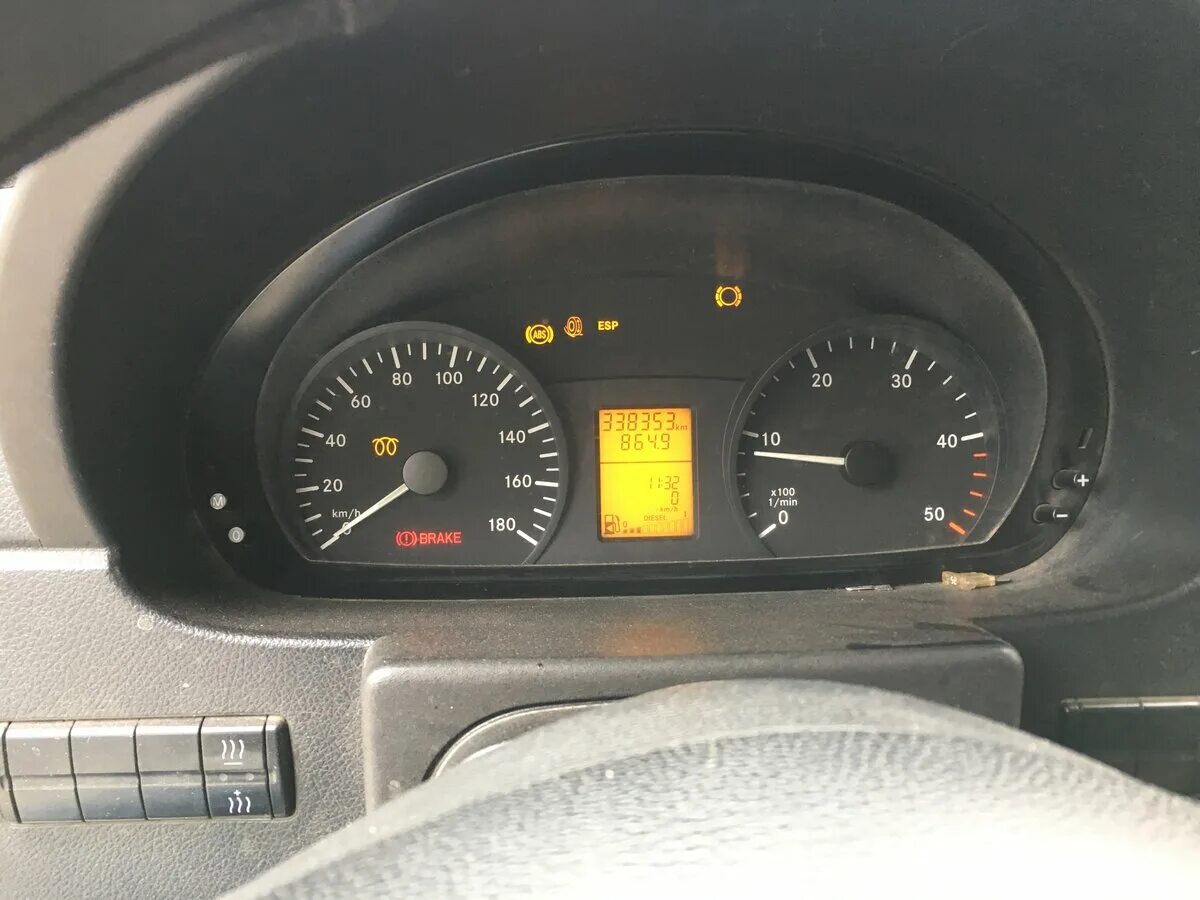 Масло мерседес спринтер классик. Mercedes sprinter classic 311 cdi индикатор масла. лампочка давления масла мерседес спринтер 311. панель приборов мерседес спринтер классик 311 cdi. спринтер классик 311 cdi горит лампа тормоза.