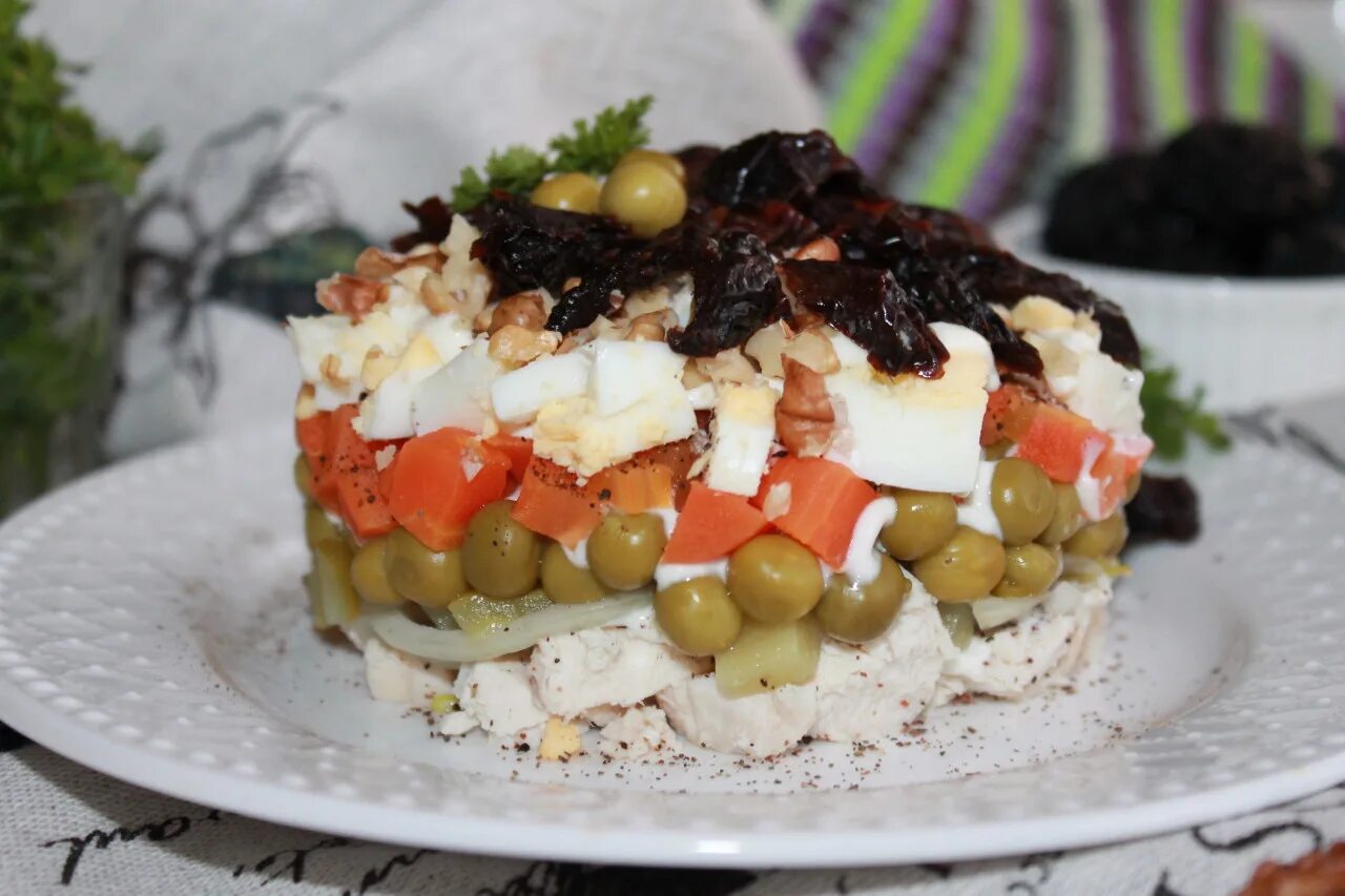Салат прага с курицей и черносливом пошаговый. Салат прага рецепт. Салат прага с курицей и черносливом. Как украсить пражский салат. Салат прага с курицей и черносливом.