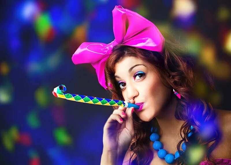 праздник люди веселятся. новогодняя вечеринка. девушка празднует. торт для девушки. веселье вечеринка.