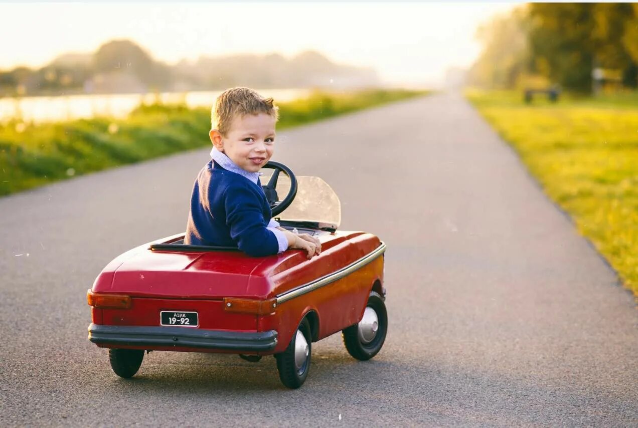 Car s outside. Машинки для детей. Машина для детей. Машины для мальчиков. Малыш на детской машине.
