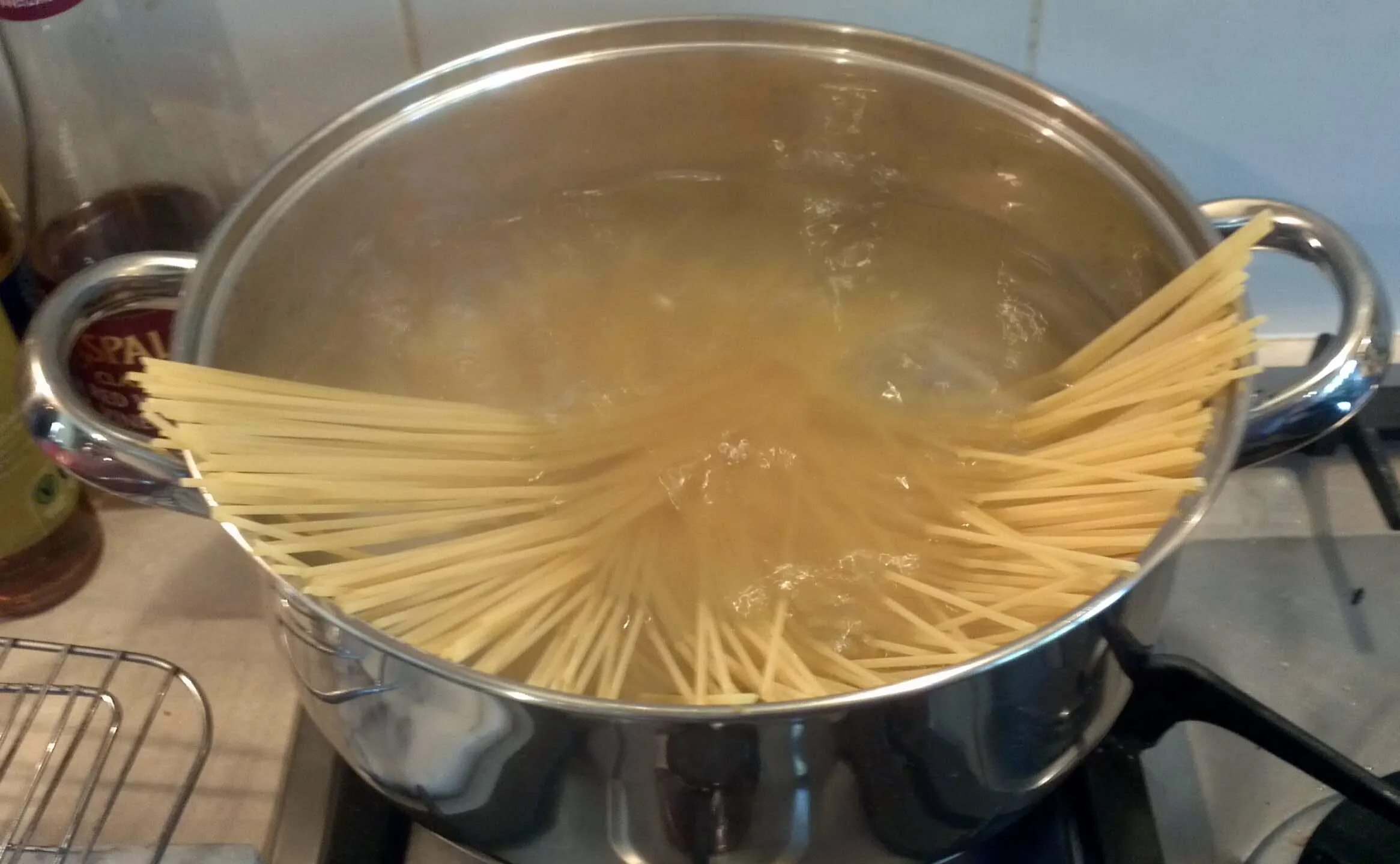 Как варить длинные макароны. Кастрюля для спагетти. Макароны в кастрюле. Варка спагетти. Вермишель в кастрюле.