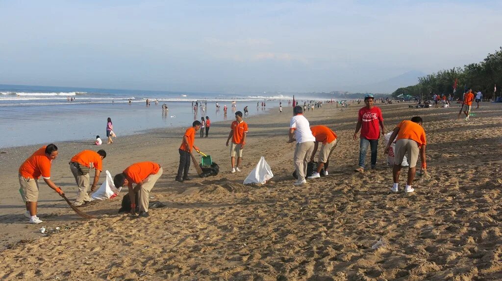 Beach clean. Уборка пляжа. Уборка пляжей в Турции. Уборка пляжа Дуррес. Уборка пляжей в Таиланде.