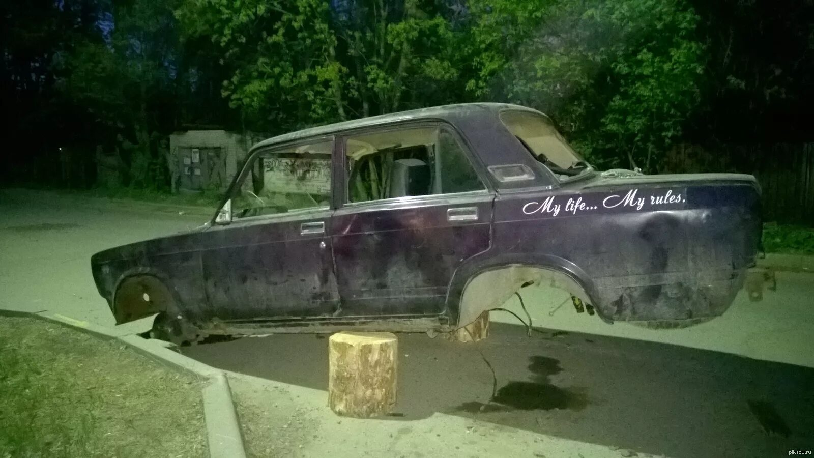 Ваз 2107 гнилая. Ваз 2107 сгнила. Ваз 2107 ржавая. Гнилые жигули 2107. Ржавая ваз 2107 серебристая.