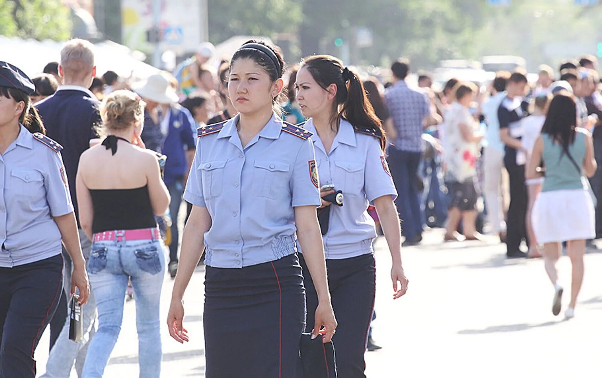 Казашки на улицах. Женщины полицейские Казахстана. Женщина полицейский. Девушки полицейские в Казахстане. Форма полиции Казахстана.