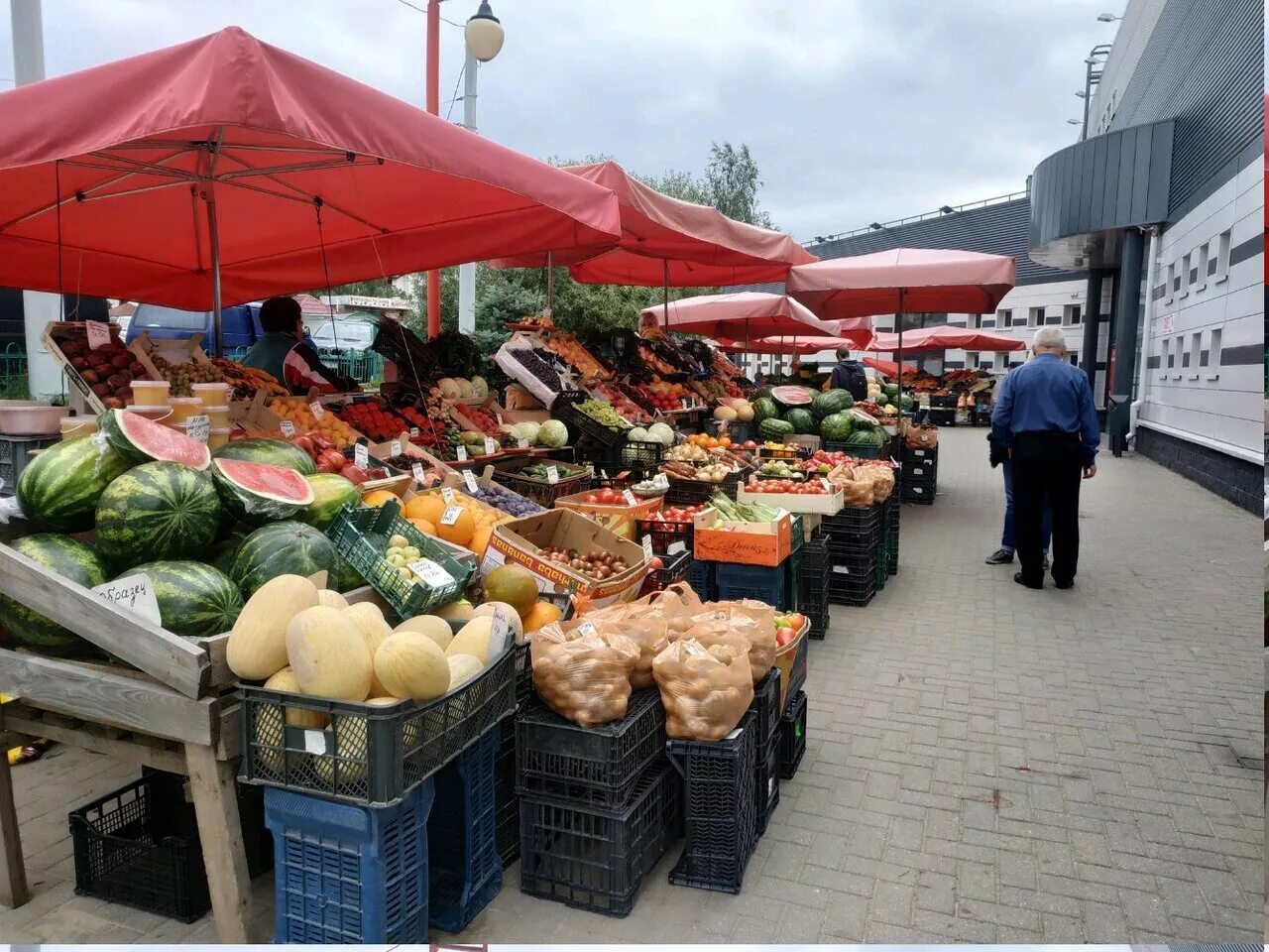Овощной рынок. Овощи на рынке. Продовольственный рынок. Овощи и фрукты на рынке.