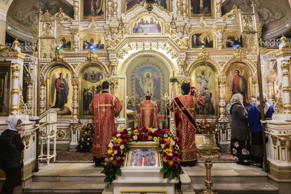 Воскресения словущего на ваганьковском. Храм Воскресения Словущего Ваганьково. Храм Воскресения Словущего на Ваганьковском кладбище. Храм Воскресения Словущего иконостас. Церковь Воскресения Словущего на Ваганьковском царские врата.