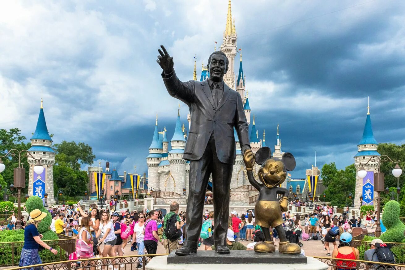 Статуя Уолта Диснея. Walt Disney World во Флориде. Уолт Дисней памятник в Диснейленде. The Walt Disney Company Микки.