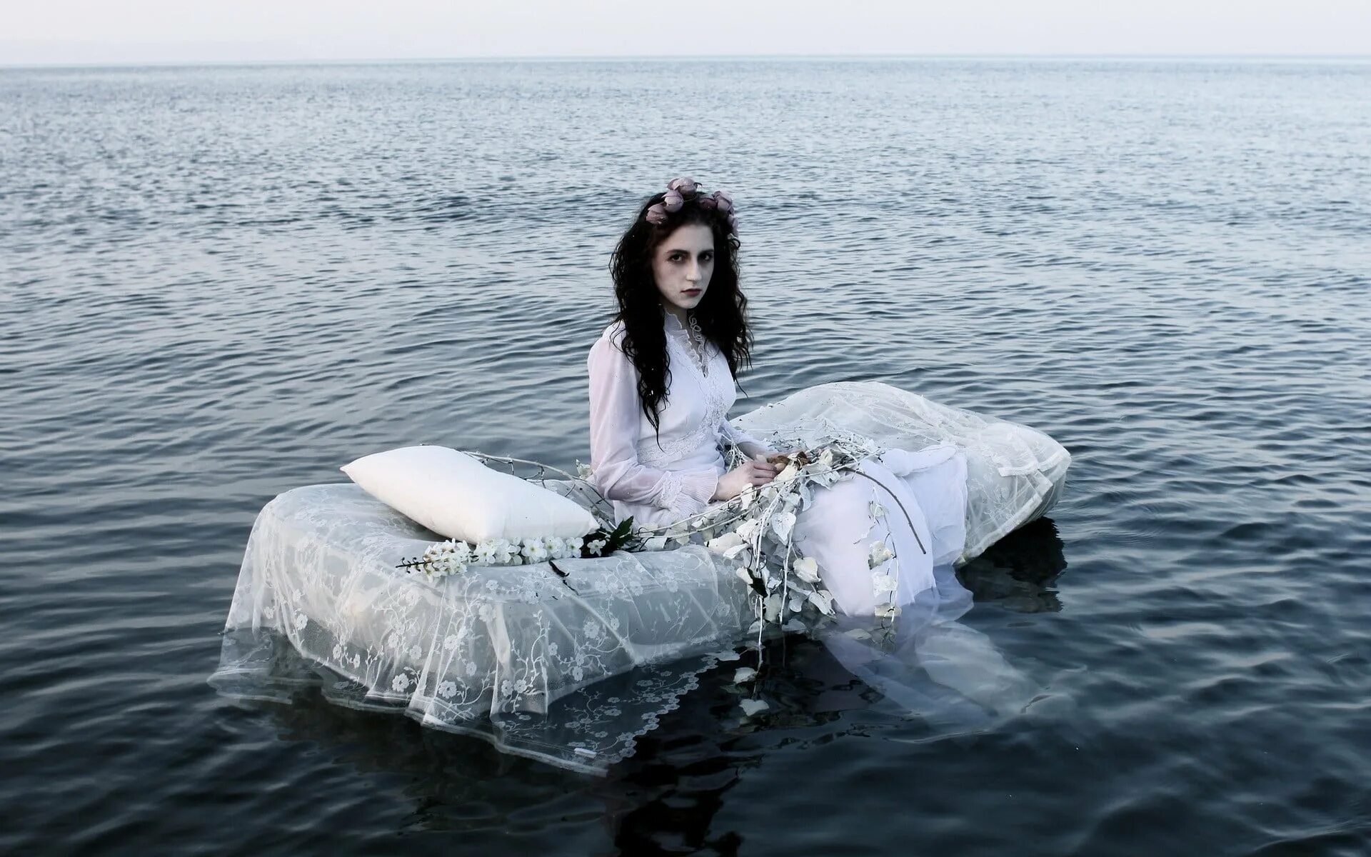 Купание в белом. Фотосессия в воде в платье. Девушка в белом платье в воде. Фотосессия в белом платье в воде. Невеста в воде.