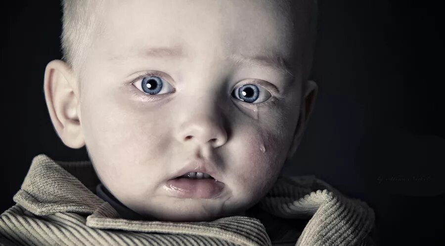 ребенок. глаза брошенных детей. глаза брошенных детей. глаза брошенных детей. ребенок сирота черно белое фото.