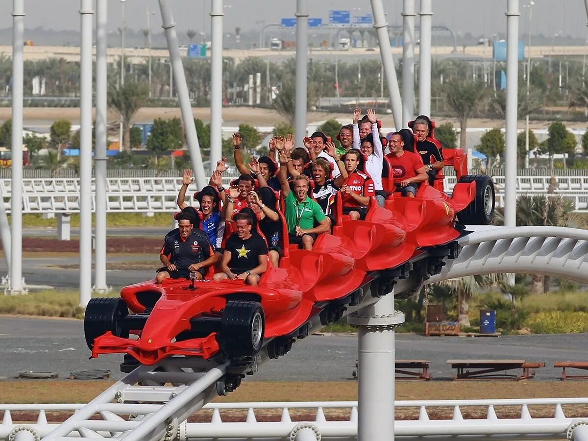 Аба развлечение. Парк аттракционов Ferrari World в Абу-Даби. Феррари парк Абу Даби американские горки. Тематический парк Феррари в Абу Даби. Феррари парк Абу Даби аттракционы.