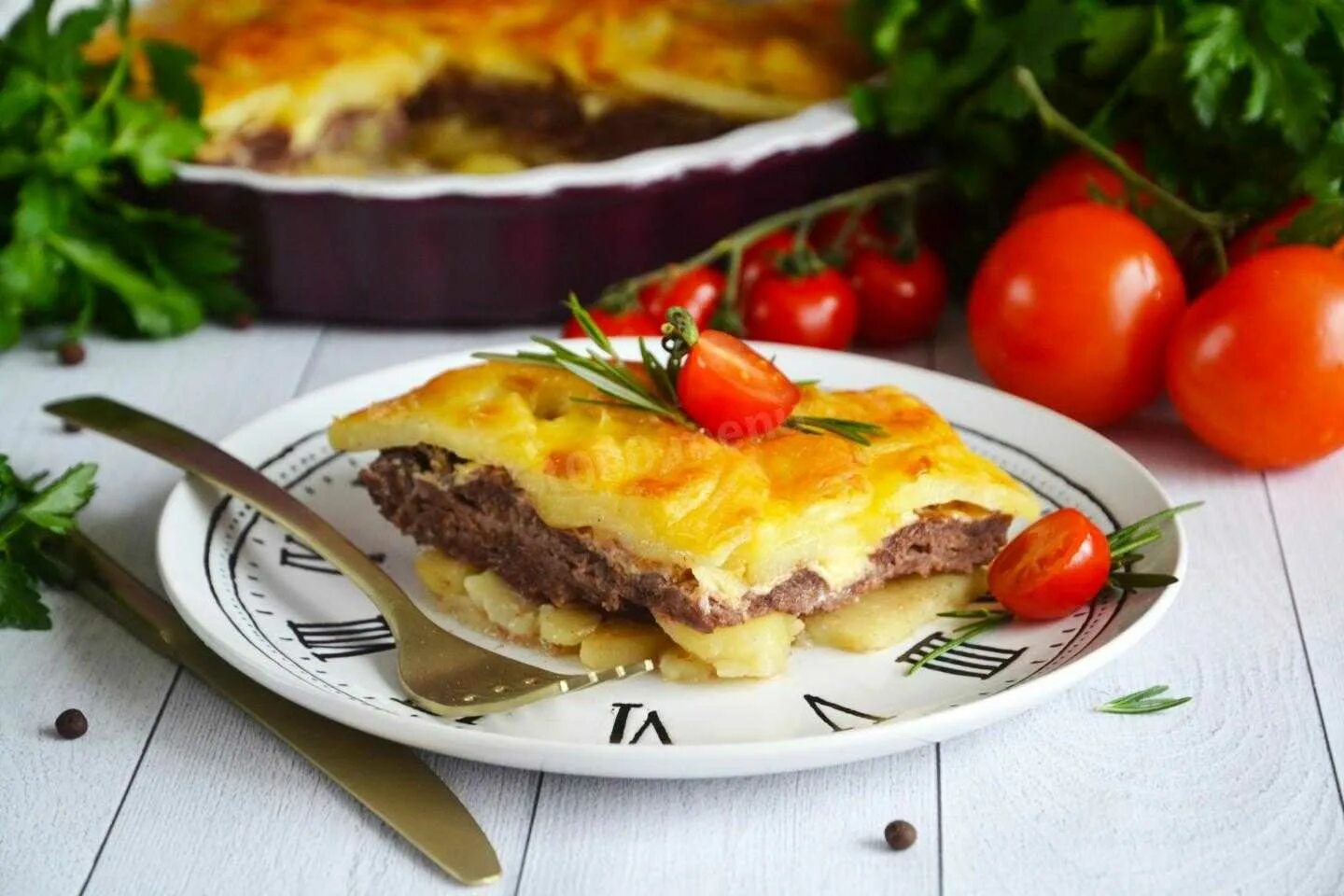 Из какого мяса делают мясо по французски. Мясо по-французски с картофелем. мясо по французски подача. говядина по французски. мясо по французски фото.