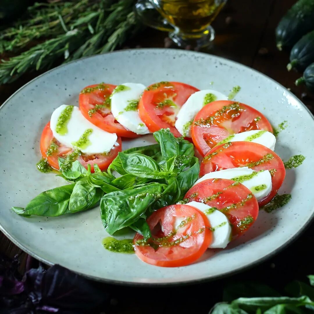 Моцарелла капрезе. Салат помидоры с песто моцареллой. Черри моцарелла песто салат. Капрезе с песто. Салат помидоры с песто моцареллой.