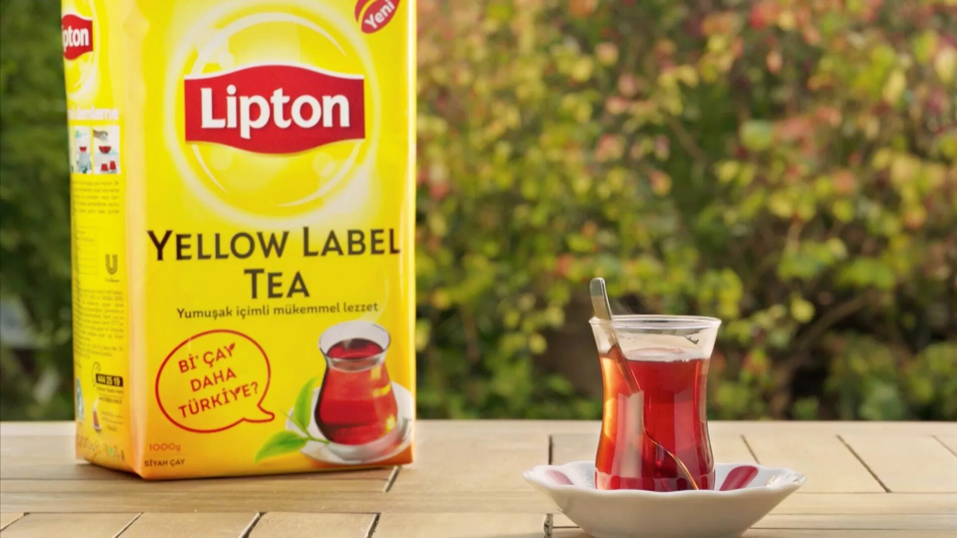 Липтон и Брук Бонд. Липтон бренд. Липтон чай на столе.