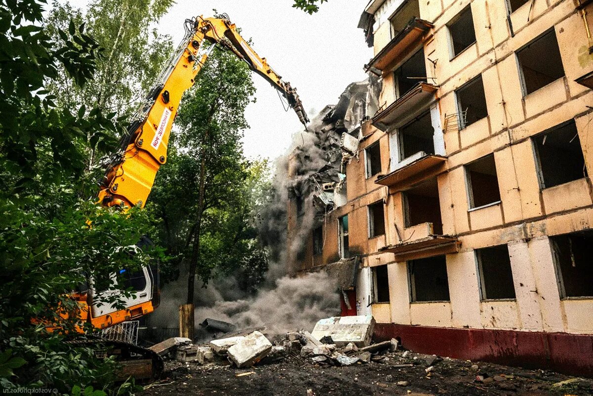 Первая снесенная пятиэтажка в Москве. Сносят дом. Сносят дом в Москве. Снос аварийного жилья. Снос зданий в московской области