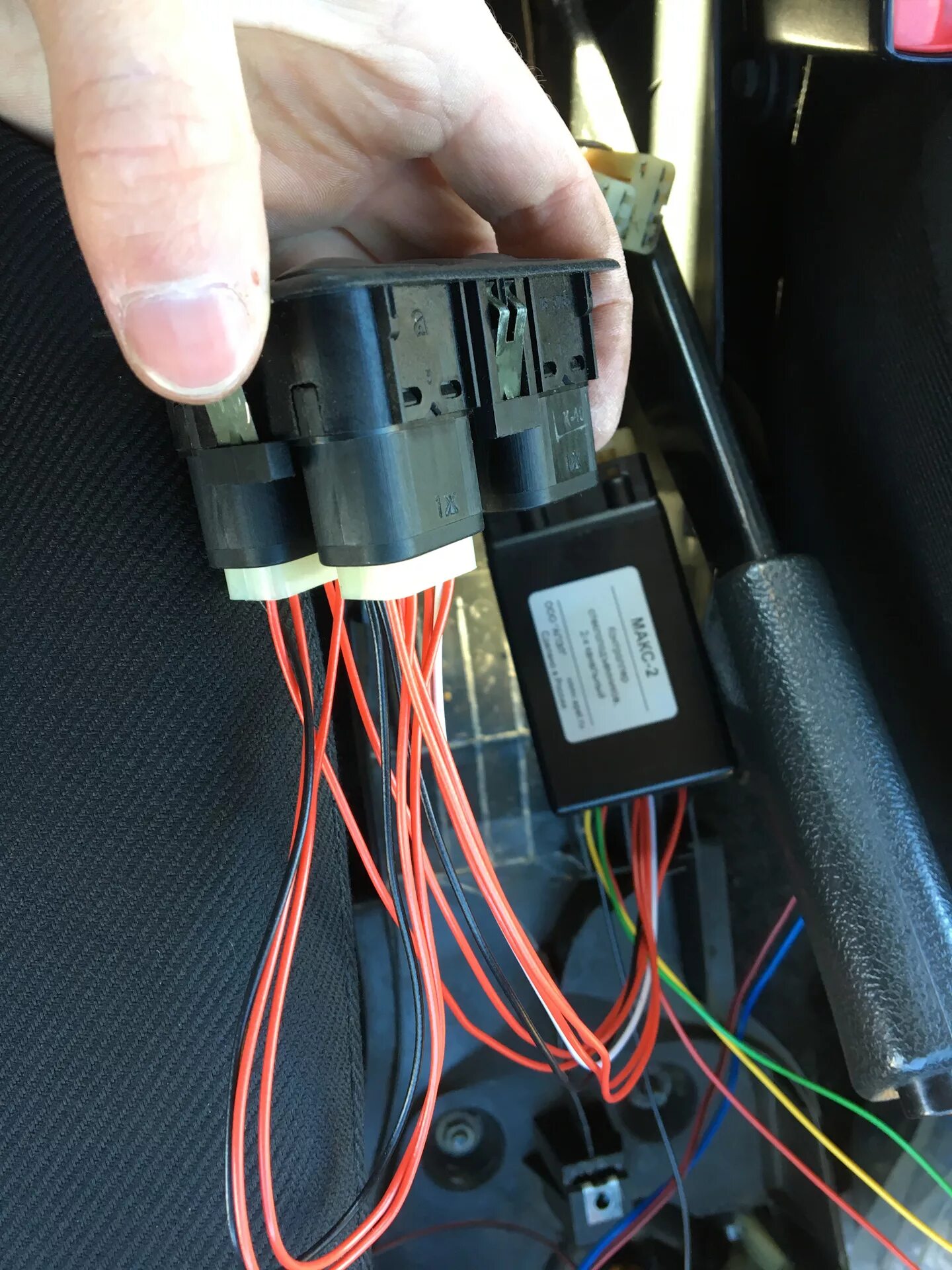 Доводчики стекол ваз. Доводчик ваз 2110. Доводчик стекол ваз 2112 штатный. Доводчик стекол mongoose pwm-2. Доводчик стеклоподъемников центральный замок ваз 2112 2001 года.