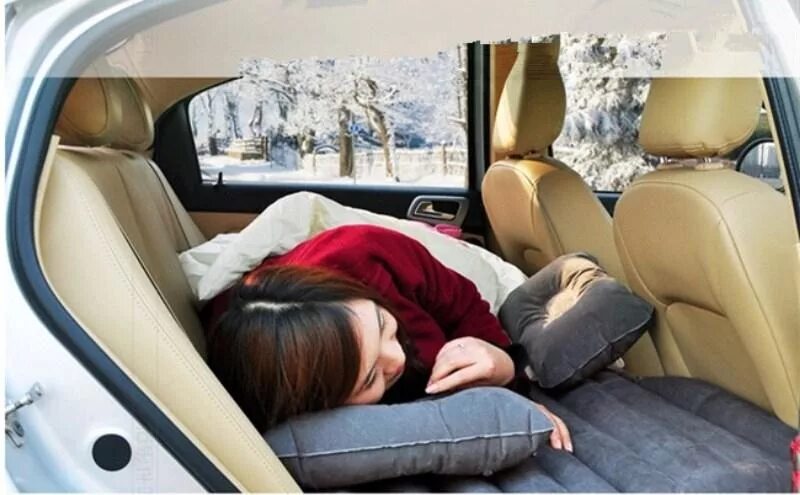 Машина для троих детей. Дети на дороге. В машине с девушкой на заднем сиденье. Ехать в машине на заднем сидении. Пассажиры в салоне автомобиля.