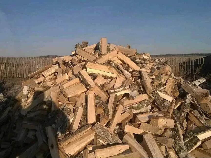 Купить дрова в иркутске с доставкой. Куча дров. Дрова смешанные колотые. Дрова колотые сосна. Горбыль дрова хвойные.