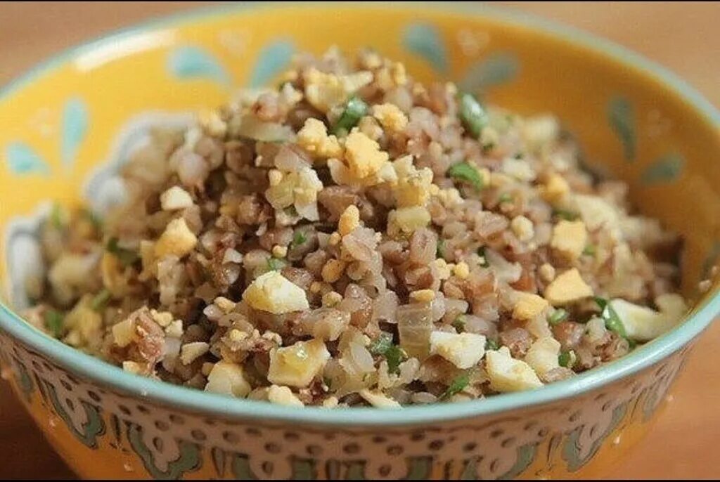 Гречка с луком и морковью на сковороде. Гречка яйцо лук морковь. Гречка с яйцом. Гречка с луком. Гречка яйцо лук морковь.