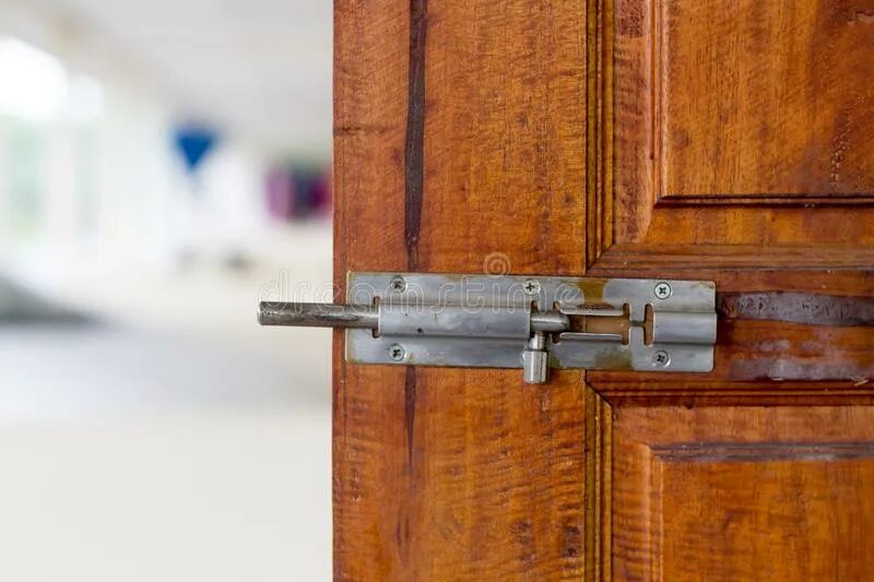 Шпингалет на дверцу. Крючок для калитки. Замок на деревянную калитку. Шпингалет для деревянной двери. Закрытая дверь с замком.