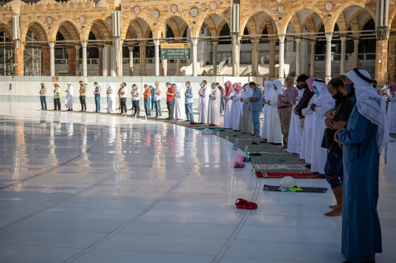 Намаз в мекке. Мекка Namaz. Салят в Исламе. Поклонение в мечети. Намаз салят.