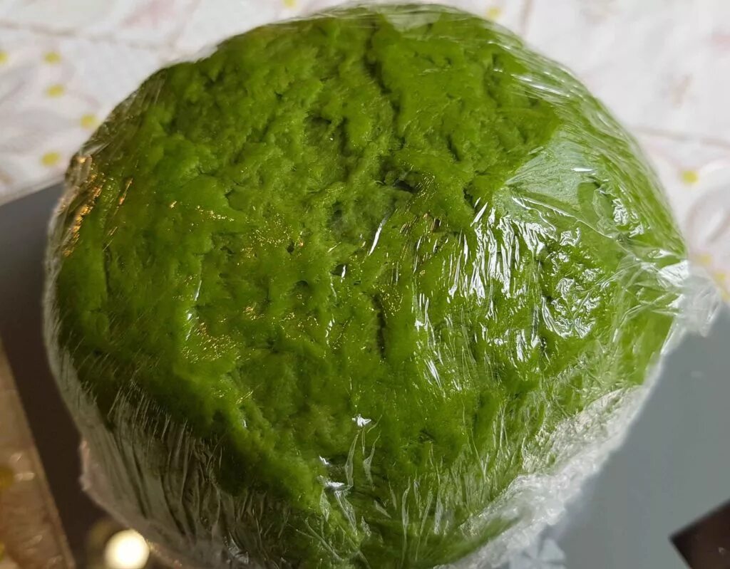 как сделать зеленое тесто. зеленое тесто для рыбы. зеленые пельмени. зеленые пельмени. манты зеленые.