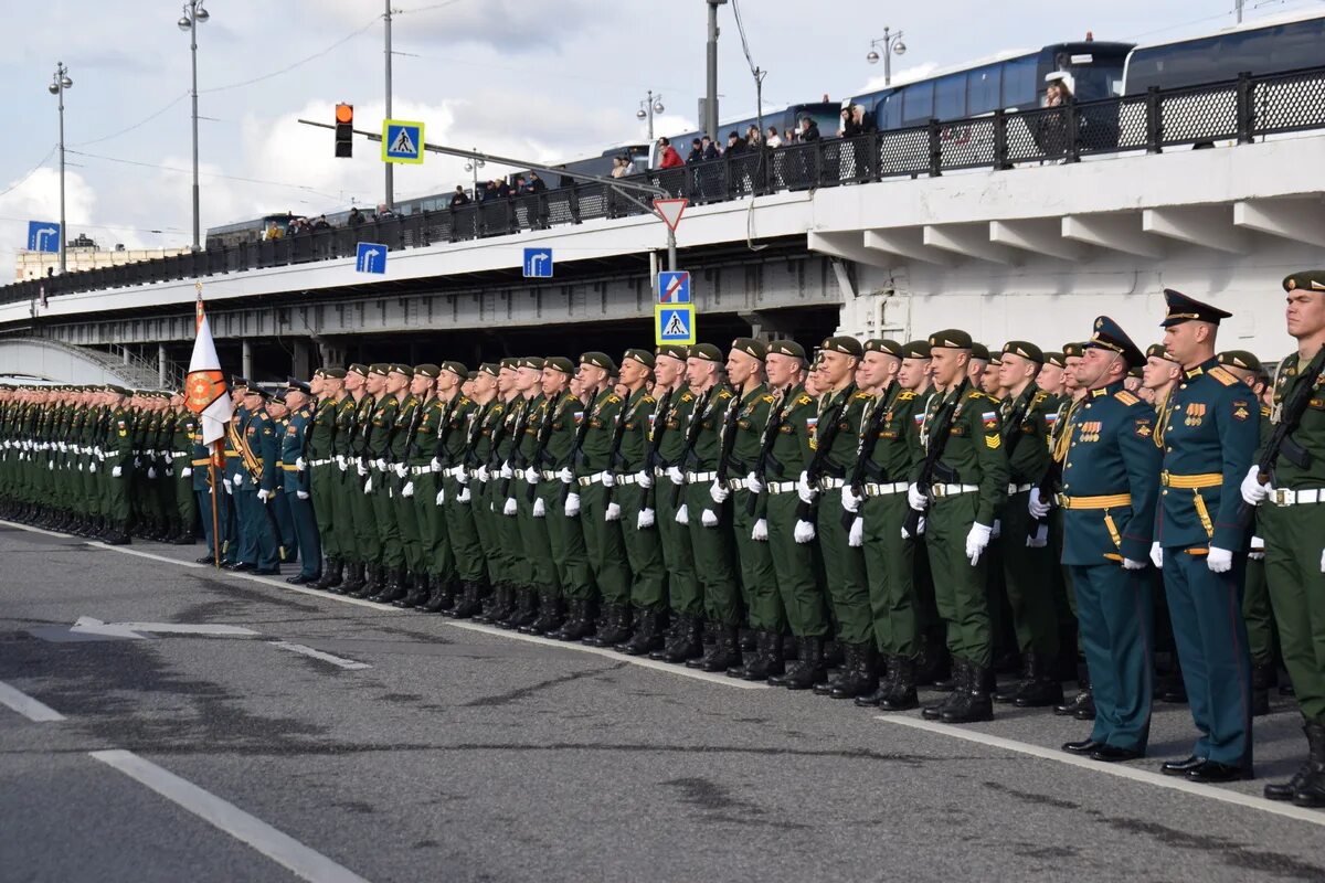 Парад 2022 года. РВСН Серпухов парад 2022. Парад 2022 9 мая РВСН Серпухов. Военнослужащие на параде. Военный парад 9 мая 2022.