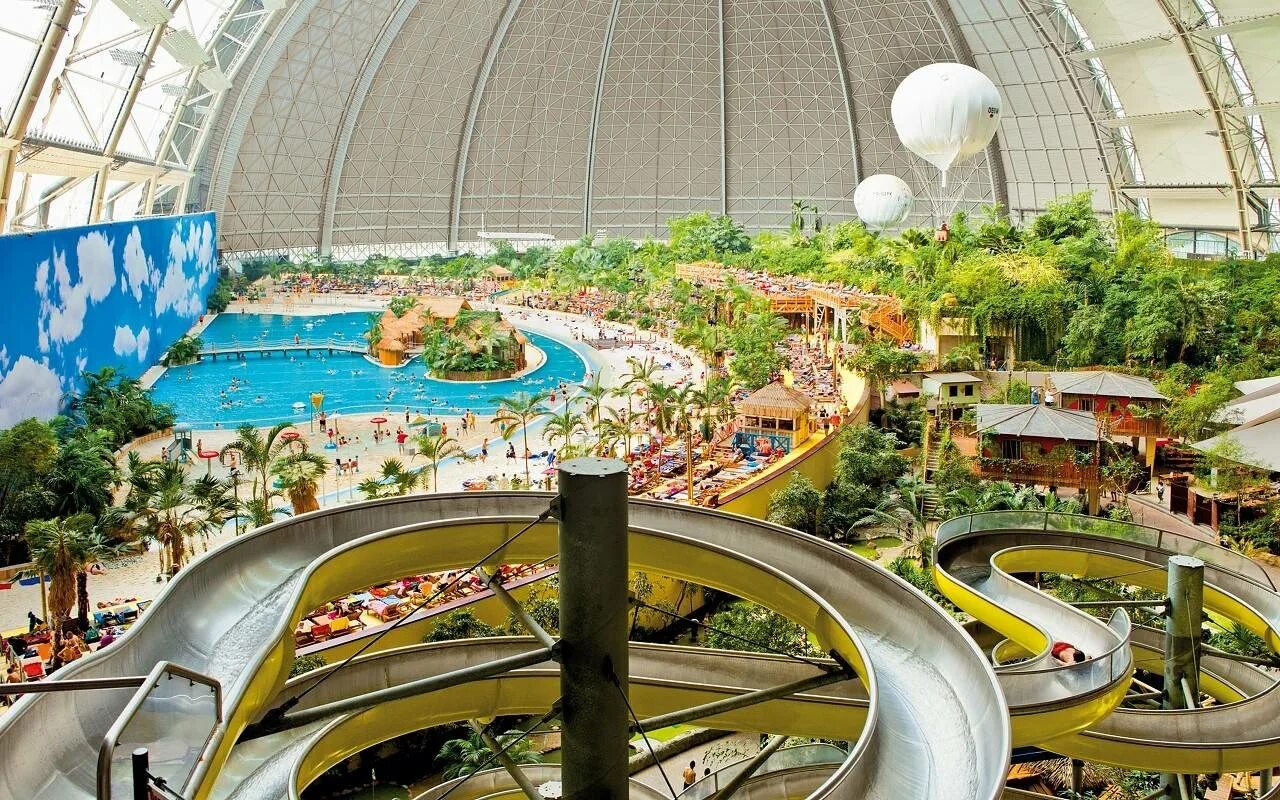Аквапарк в германии tropical islands. В москве открылся аквапарк с тропическими. Тропикал исланд берлин. Аквапарк германия тропикал айленд. Центр водных развлечений «tropical islands» в германии.