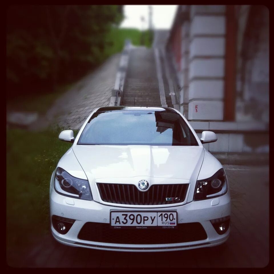 Skoda Octavia a5 RS белая.