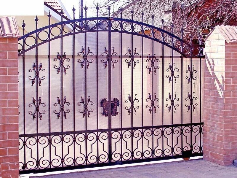 Ворота с поликарбонатом и ковкой. Кованые ворота в современном стиле. Ворота 17. 17 ворота. Кованые ворота ковторг.